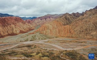 天山-昆仑山交汇处：色彩斑斓 风景如画