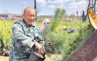 内蒙古伊金霍洛旗国有林场霍洛分场退休护林员贾道尔吉 种下万亩林 为大地披绿