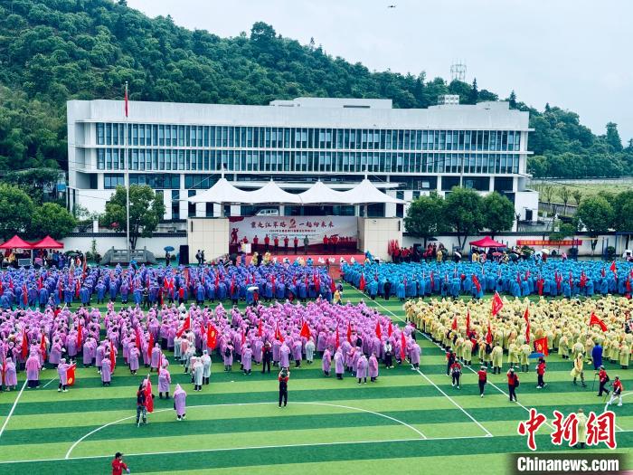 浙江老革命根据地县近三千人重走红军路 感悟革命精神-第1张图片-便民百事通网 浙江老革命根据地县近三千人重走红军路 感悟革命精神-第1张图片-便民百事通网