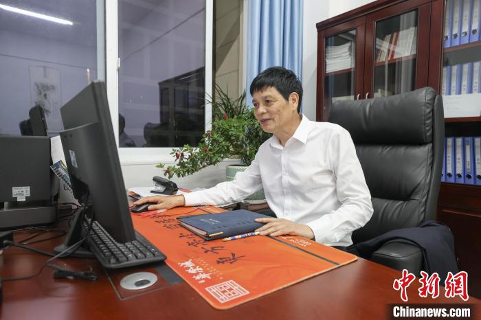 潘向明:年过花甲跨越千里 期许播撒“教育种子”-第1张图片-便民百事通网 潘向明:年过花甲跨越千里 期许播撒“教育种子”-第1张图片-便民百事通网