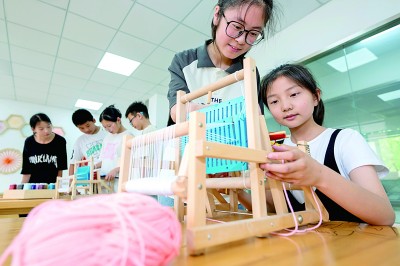 浙江湖州：暑托班孩子体验传统织布-第1张图片-便民百事通网