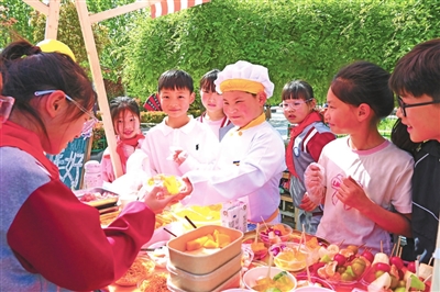 小学生比拼厨艺-第1张图片-便民百事通网