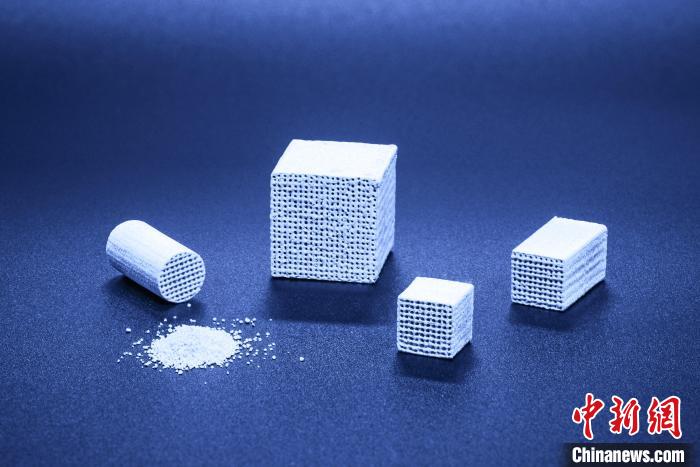 破解临床骨缺损修复难题 中国团队历时15年研发材料获准上市-第1张图片-便民百事通网 破解临床骨缺损修复难题 中国团队历时15年研发材料获准上市-第1张图片-便民百事通网